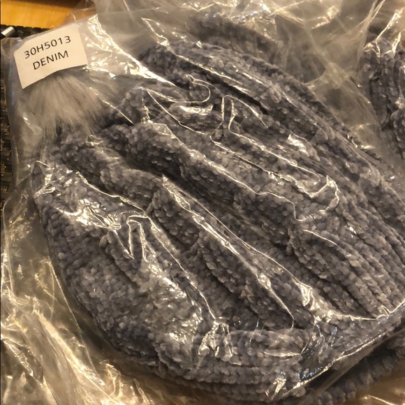 Chenille Beanie with Faux Fur Pom - Picture 2 of 2